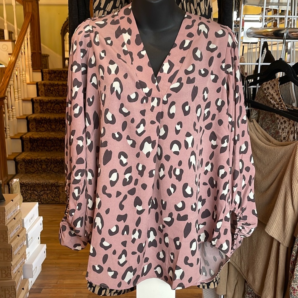 Jodifl NWT Leopard print V-neck Blouse with elasticized sleeves - Picture 1 of 3